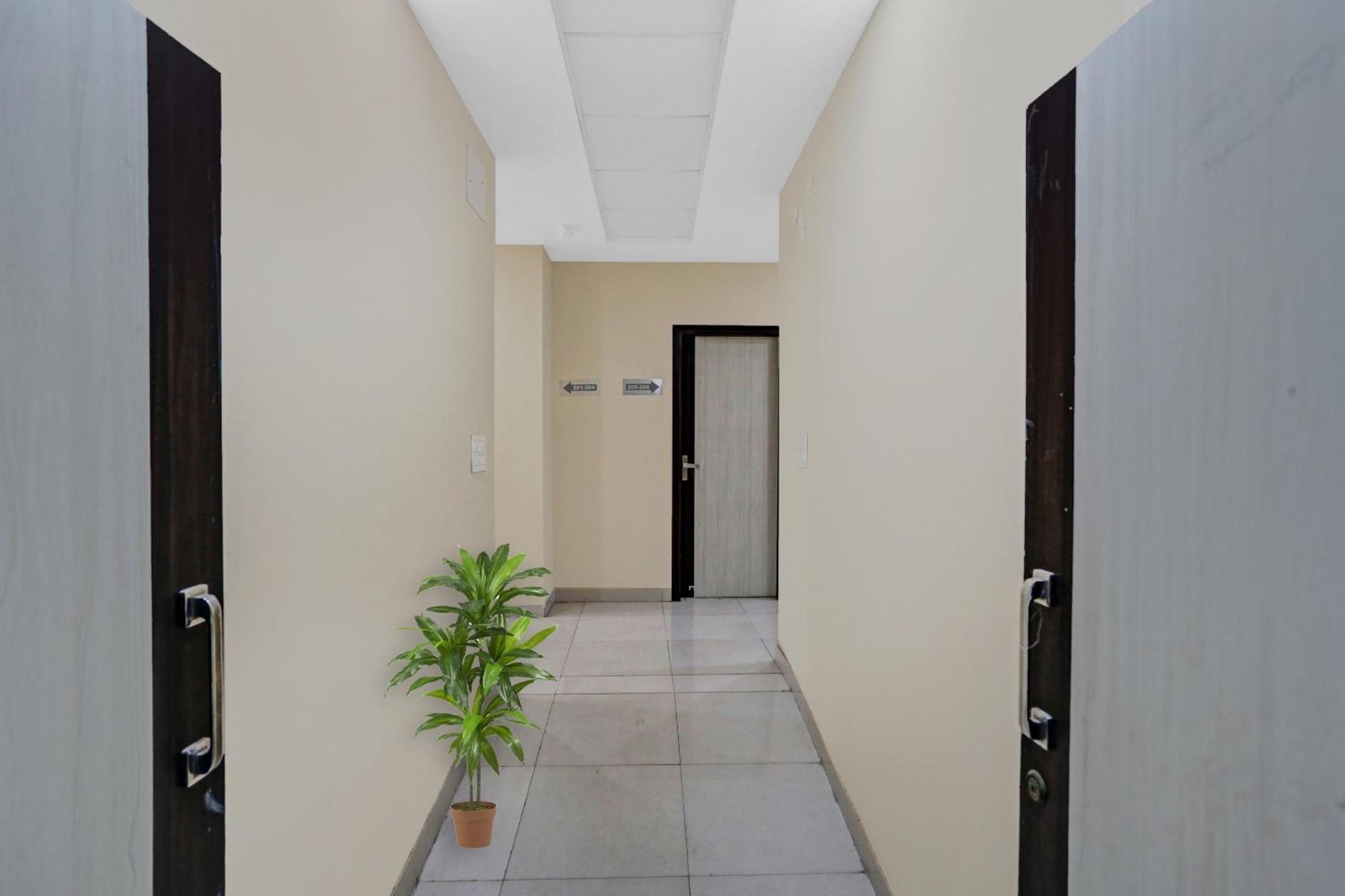 Hotel Collection O Metro View Ashok Vihar Near Shalimar Bagh Metro Station Nowe Delhi Zewnętrze zdjęcie